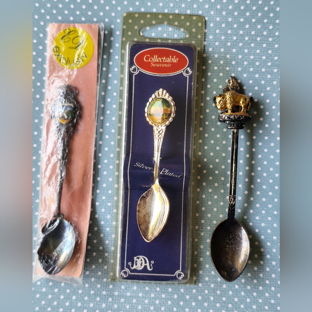 3/$25💙Collectible Souvenir Spoons Set of 3